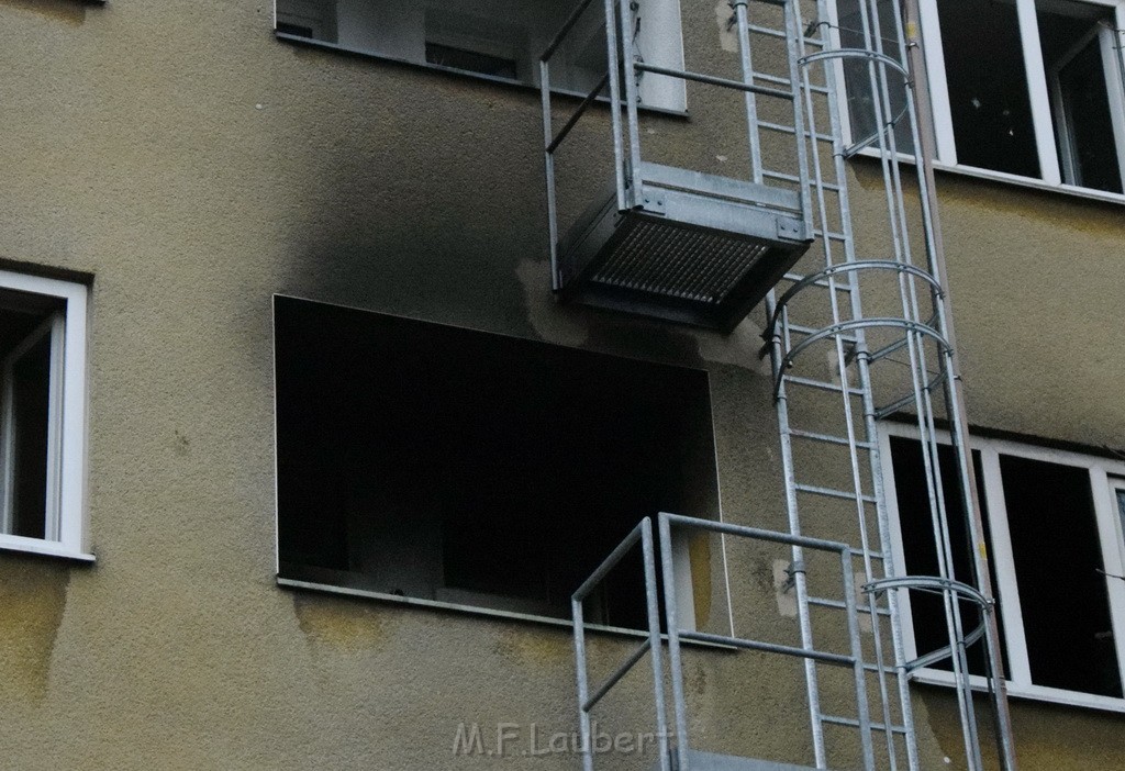 Feuer 2 Y durch Weihnachtsbaum  Koeln Ehrenfeld Alpenerstr P30.JPG - Miklos Laubert